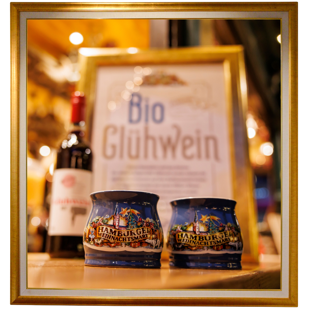 Bio-Glühwein in den charakteristischen Weihnachtsmarkt Hamburg-Tassen