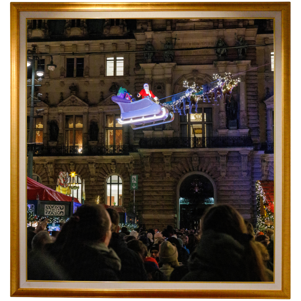 Fliegender Weihnachtsmann auf den Historischen Weihnachtsmarkt Hamburg